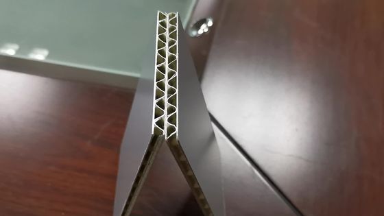8mm ACP hanno ondulato gli strati coprenti ondulati di alluminio rivestono lo SGS di pannelli di lucentezza di 1500mm