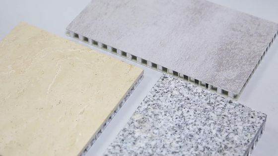 Lega di pietra di alluminio di superficie 6000 dello strato 2000mm del pannello 0.7mm del favo del PE