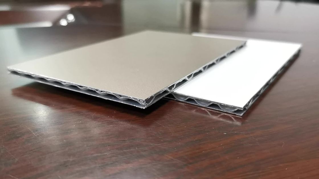 8mm ACP hanno ondulato gli strati coprenti ondulati di alluminio rivestono lo SGS di pannelli di lucentezza di 1500mm